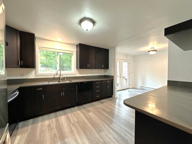 Primary Photo - Welcome Home: Cozy 3BR/2BA Lake Holiday Re...