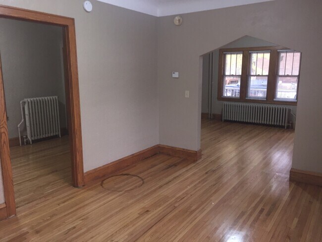 Building Photo - Gorgeous 3 Bedroom - 1-1/2 bath House in Prime St. Paul neighborhood