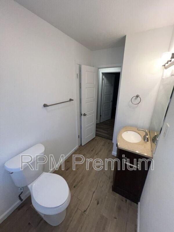 Building Photo - 464 Wilton Dr