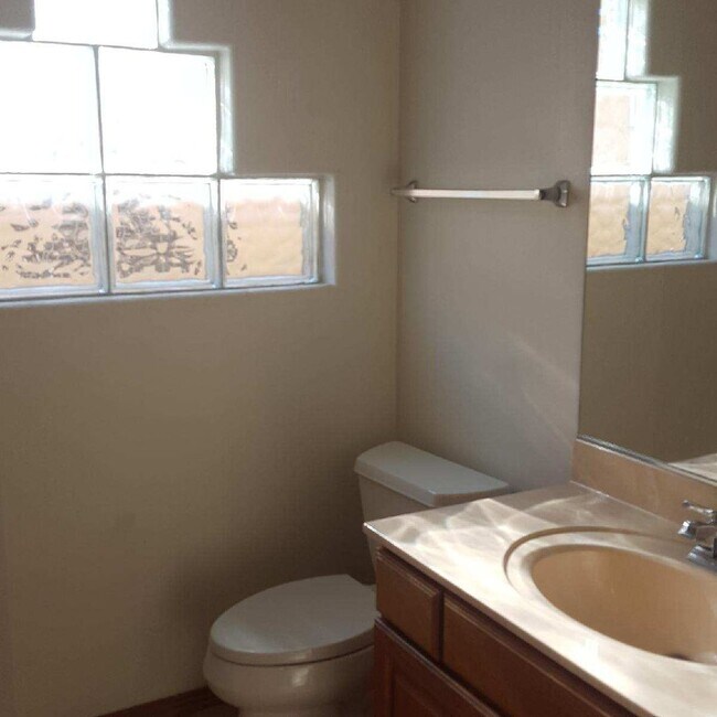 Building Photo - 2BR+1, 2BA, 2CG