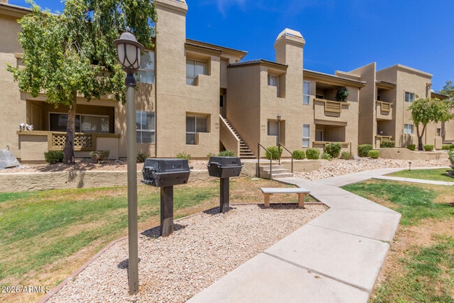 Building Photo - 1880 E Morten Ave