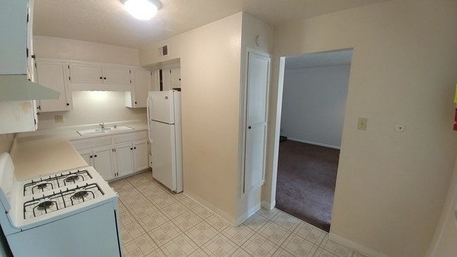 Building Photo - Great Size 1 Bedroom 1 Bath Available Now !!!