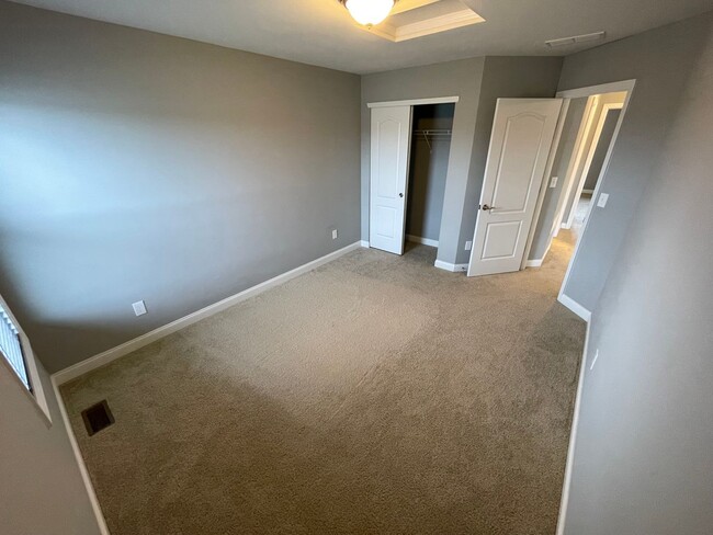 Building Photo - Large Home East Jefferson For Rent