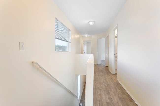 Building Photo - Large 3 bedroom 2.5 Bath Home! Tour Today!