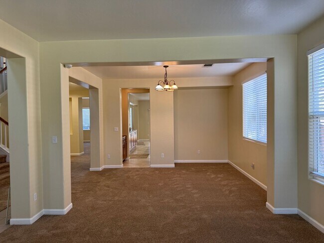 Building Photo - Four bedroom home in the Southwest!