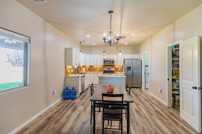 Building Photo - Beautiful 3 Bed 2 Bath Home