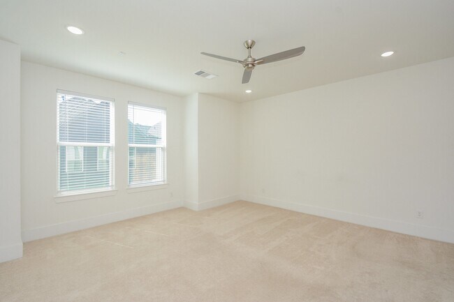 Building Photo - 310 Cyclamen St