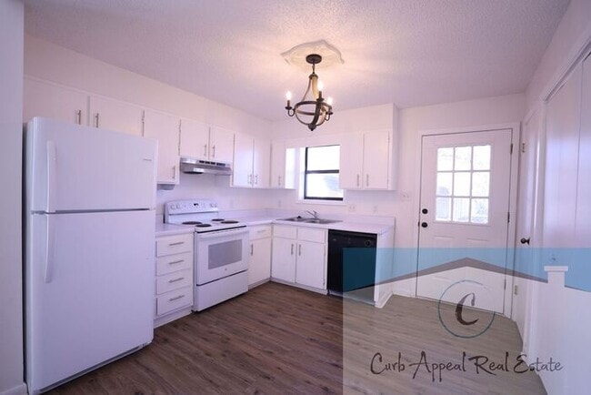 Building Photo - Move in special $500!! Beautifully renovated 1 bed / 1 bath duplex in a great neighborhood!!
