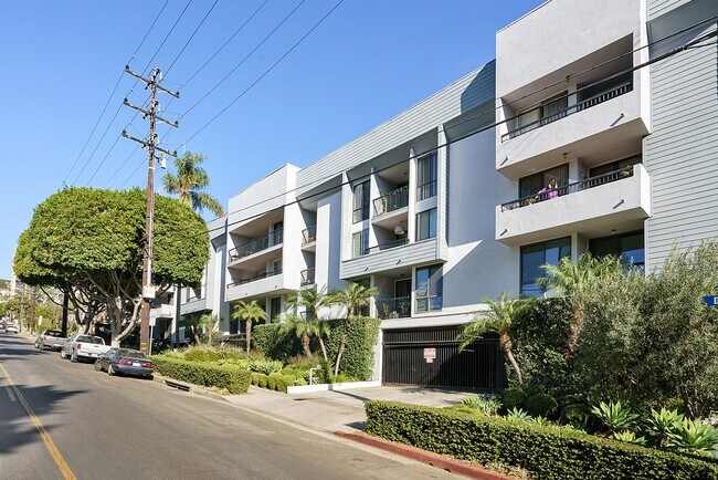 Building Photo - 906 N Doheny Dr