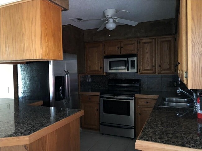 Building Photo - 2500 E Sweetbriar Dr