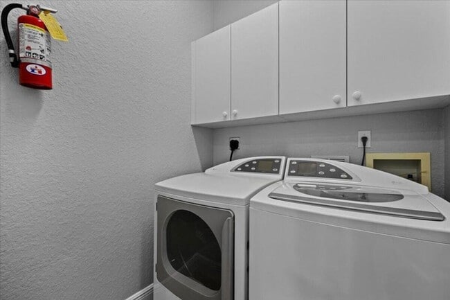 Building Photo - 4902 Vine Cliff Way E