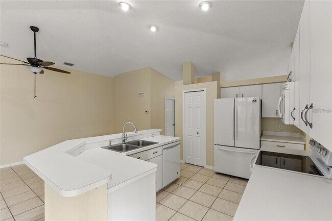 Building Photo - 3915 Fonsica Ave