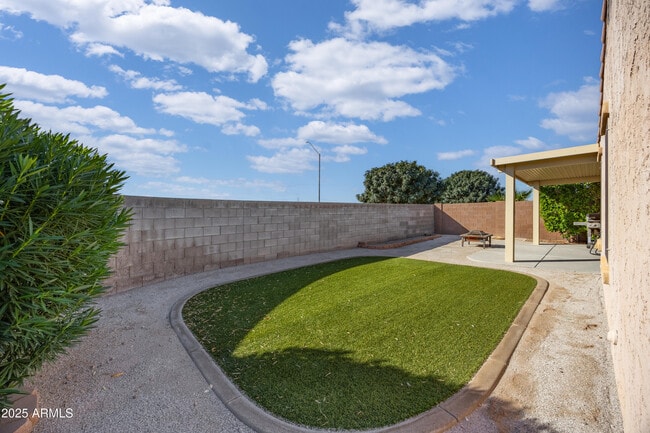 Building Photo - 18557 W Pueblo Ave