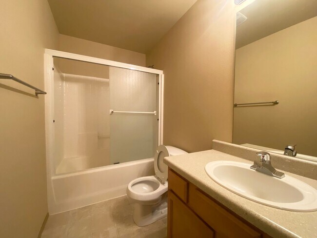 Building Photo - Practical 3 bedroom, 2190 Sqft Kent Home