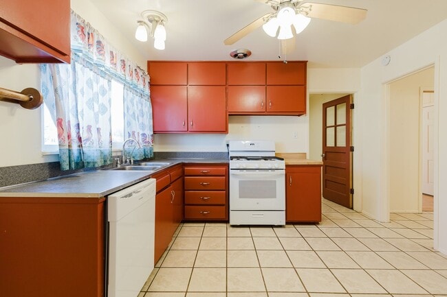 Building Photo - 3 Bedroom 2 Bathroom