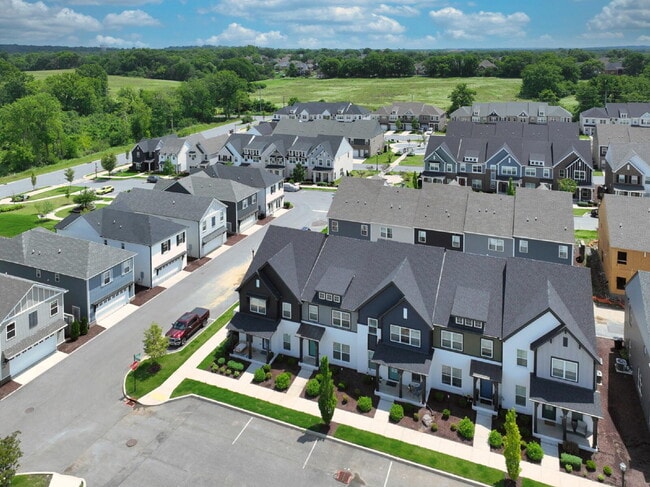 Building Photo - Like-New Modern Townhome Near Dining, Shopping, Trails & Old Hickory Lake