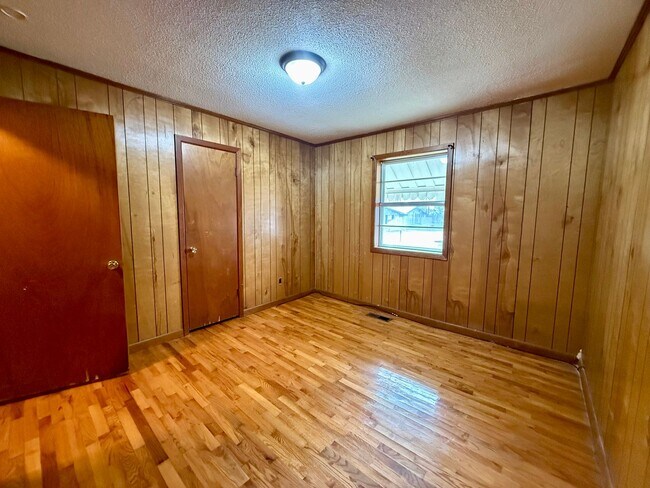 Building Photo - 4 Bedroom/1.5 Bathroom Home in Paragould AR - $1,275/month