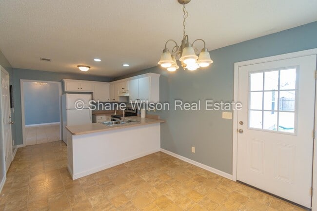 Building Photo - Charming 3-Bedroom Home Recently Renovated...