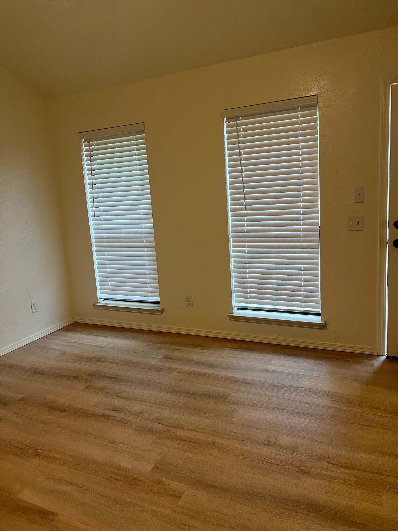 Building Photo - 919 W Tyler Ave