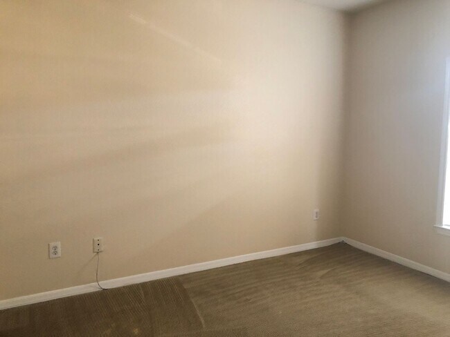 Building Photo - MOVE IN OCTOBER! 3rd floor 3BR/2BA Condo -...