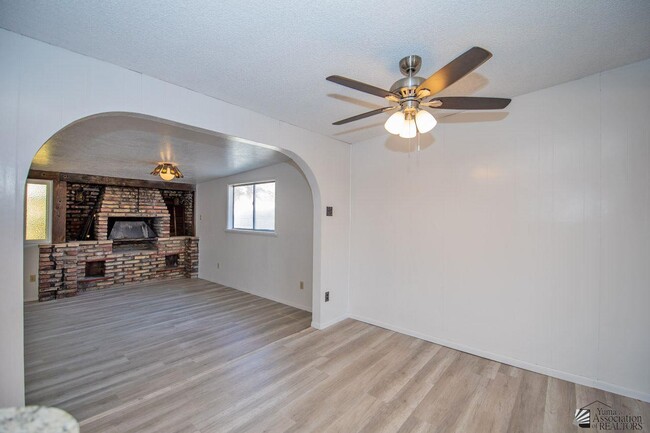 Building Photo - 252 W Lowell Dr