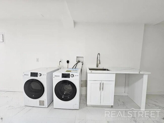 Building Photo - Massive 3BD/3BA Renovated Duplex with Home...