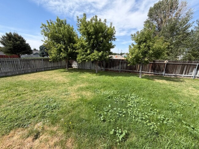 Building Photo - 435 NE Greystone Loop