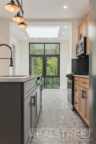 Building Photo - Williamsburg Gem – Brand New 3-Bed, 1.5-Ba...