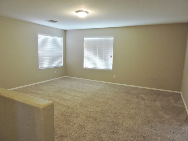 Building Photo - 4 BEDROOM 2 1/2 BATHROOM WITH OFFICE AND LOFT