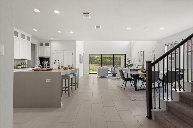 Building Photo - 1128 Villa Rialto View