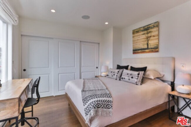 Building Photo - 218 Montreal St