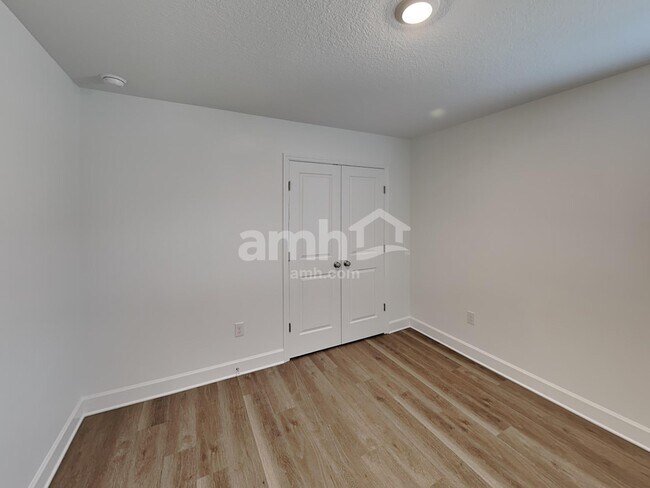 Building Photo - 2909 20th Ave W