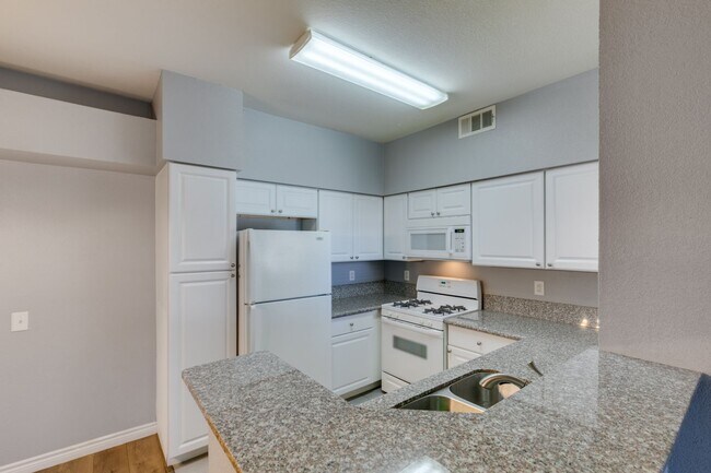Building Photo - CUTE AND COZY 1 BEDROOM UNIT WITH TONS OF UPGRADES*COMMUNITY AMENITIES*
