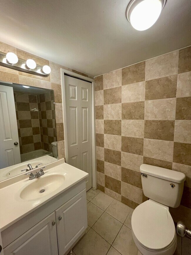 Building Photo - Charming 3-Bedroom, 2.5-Bath Townhome in Village Square Condominiums
