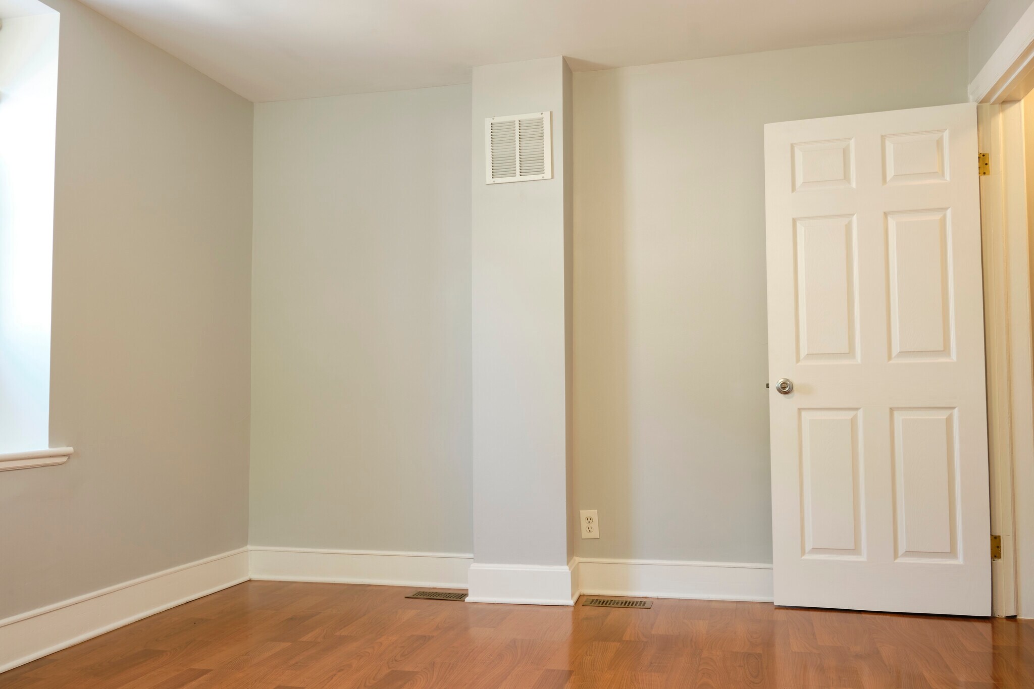 Master bedroom with 3 windows - 201 Locust St