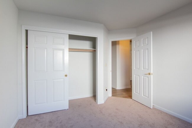 Building Photo - Beautiful Home in Country Heights!