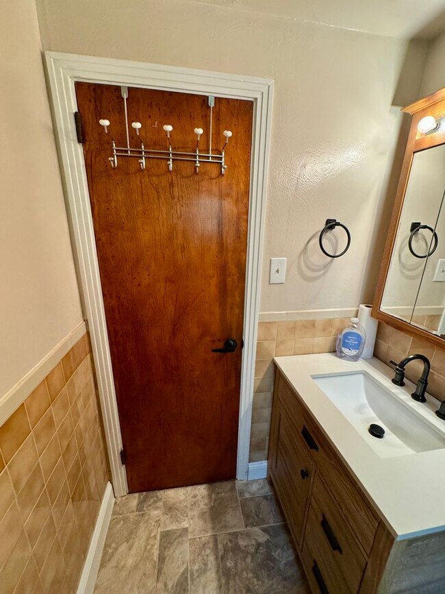 Building Photo - Charming 2-Bed 1-Bath Home in Avalon!