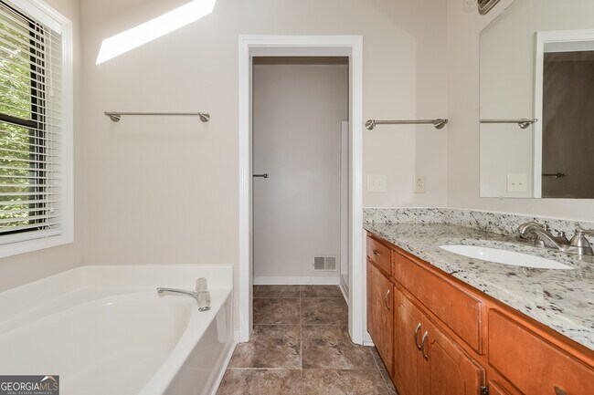 Building Photo - 208 Wildwood Dr