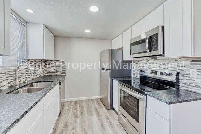 Building Photo - Completely Renovated Townhome