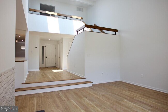 Building Photo - 5249 Strathmore Ave