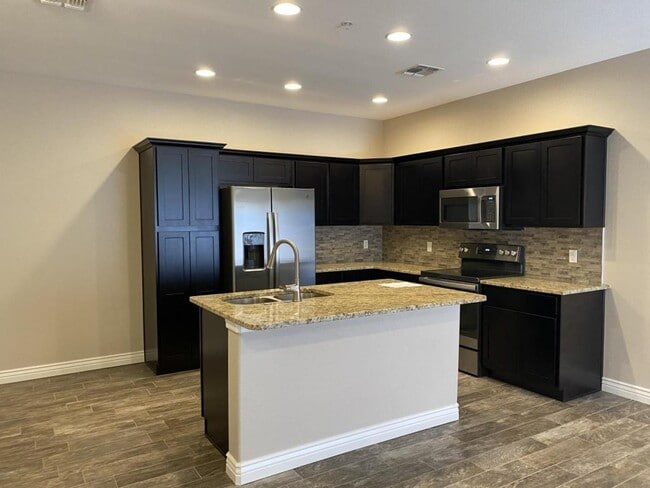 Building Photo - 735 Vista Grande Dr