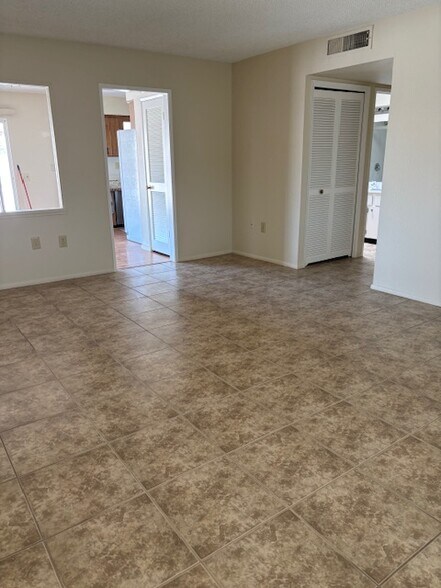 Building Photo - 9709 W Glen Oaks Cir
