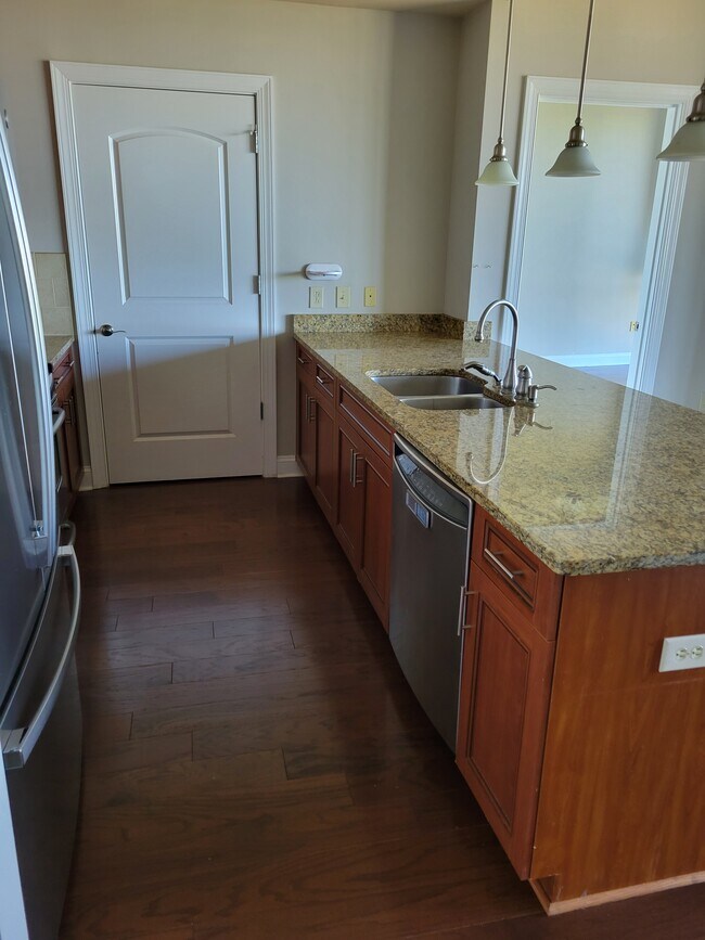 Building Photo - 701 Royal Ct