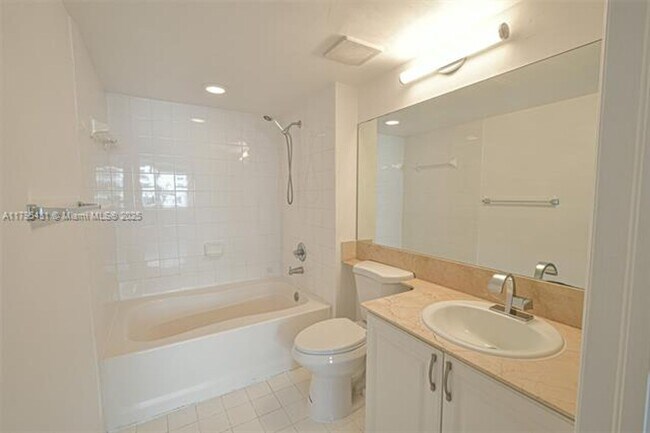 Building Photo - 1155 Brickell Bay Dr
