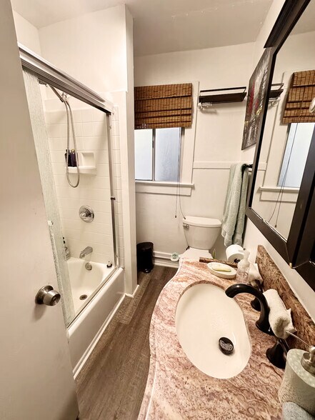 Building Photo - 114 The Strand