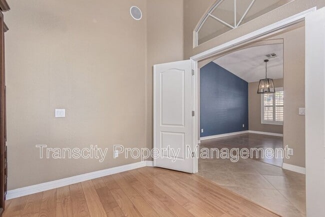 Building Photo - 1028 E Orchid Ln