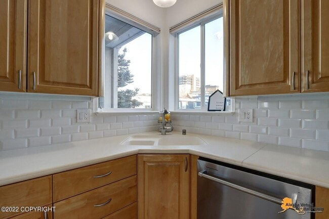 Building Photo - 1305 W 7th Ave
