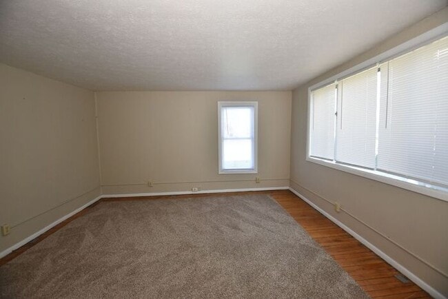 Building Photo - Close to Downtown Mishawaka- 2 bedroom duplex apartment