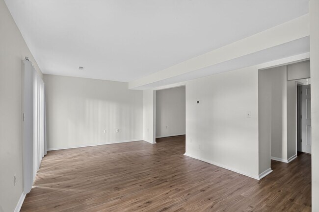 Building Photo - Available 3 Bedroom 1.5 bath Townhouse in Fredericksburg, Stafford County