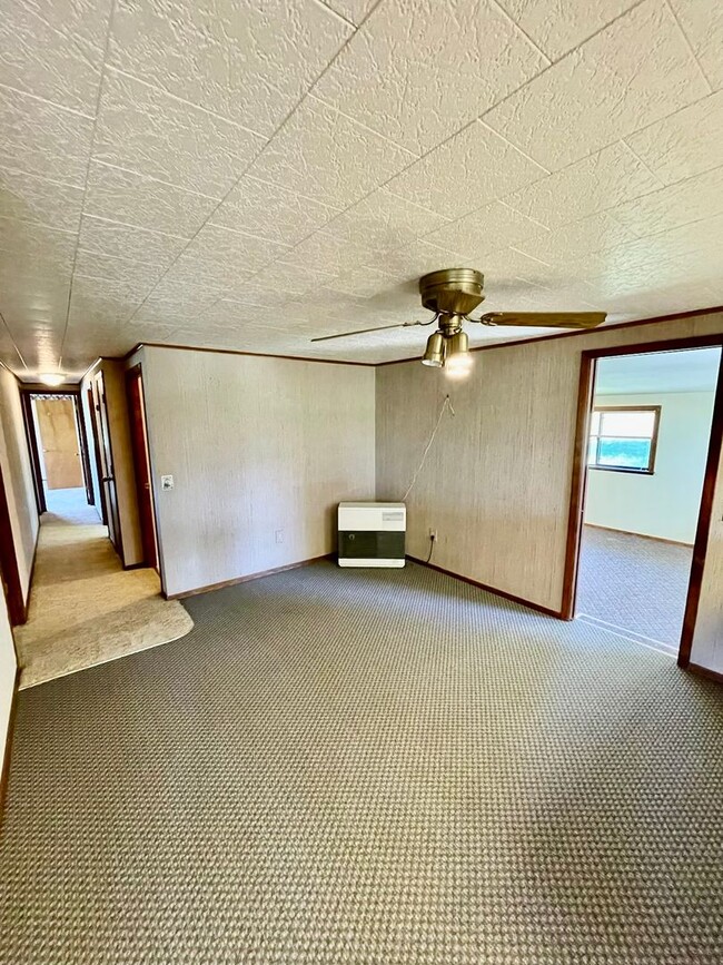 Building Photo - Rural living at its finest!  Large 3bdrm 2...